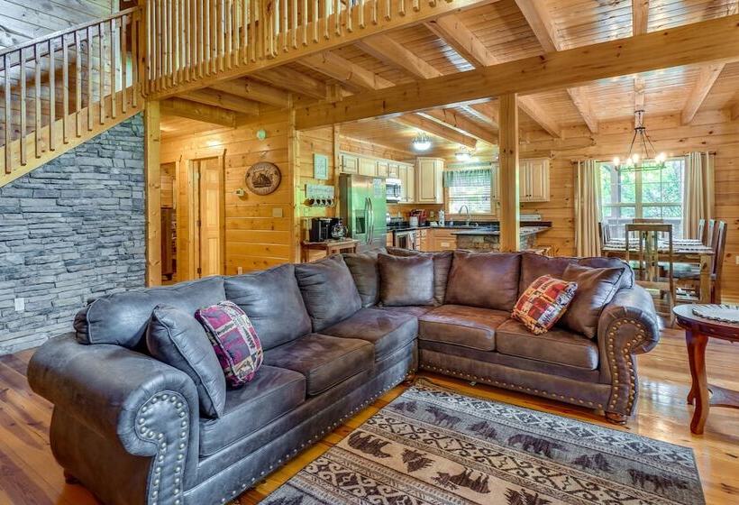 Gatlinburg Getaway: Private Hot Tub & Fireplace!