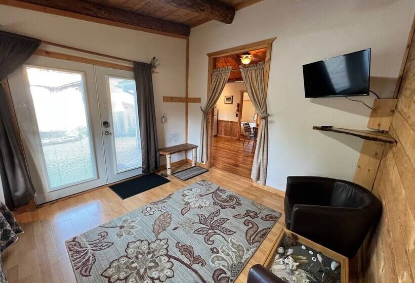 Green Timbers Lodge Redwood Cabin