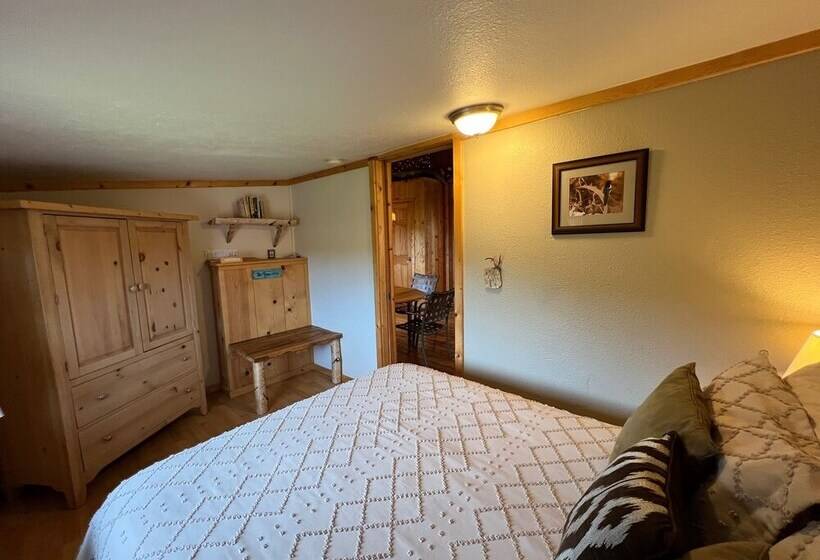 Green Timbers Lodge Redwood Cabin