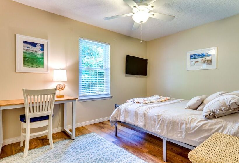 Gulf Breeze Oasis W/ Patio, Grill & Beach Chairs