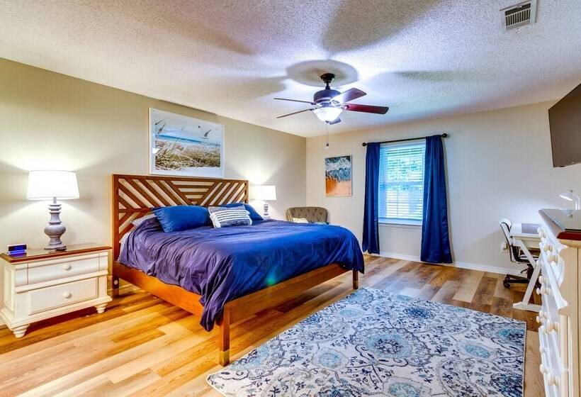 Gulf Breeze Oasis W/ Patio, Grill & Beach Chairs