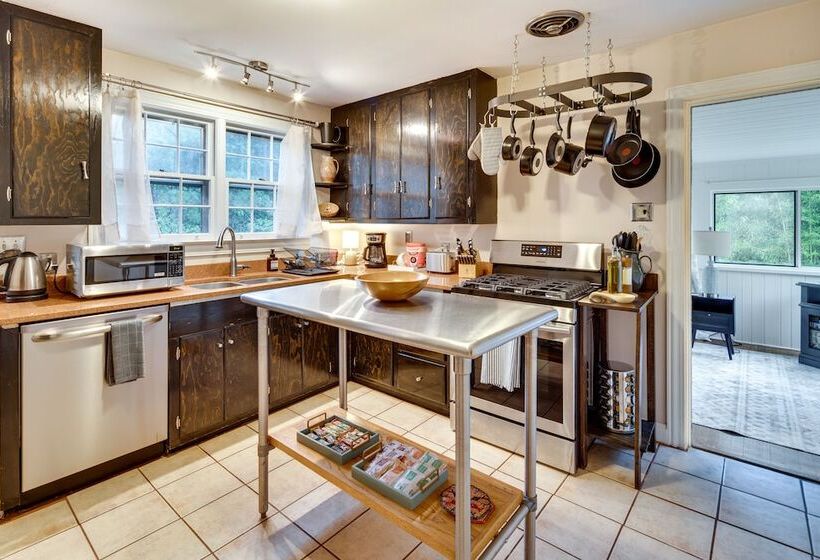 Hendersonville Haven W/ Fire Pit, Grill, Deck!