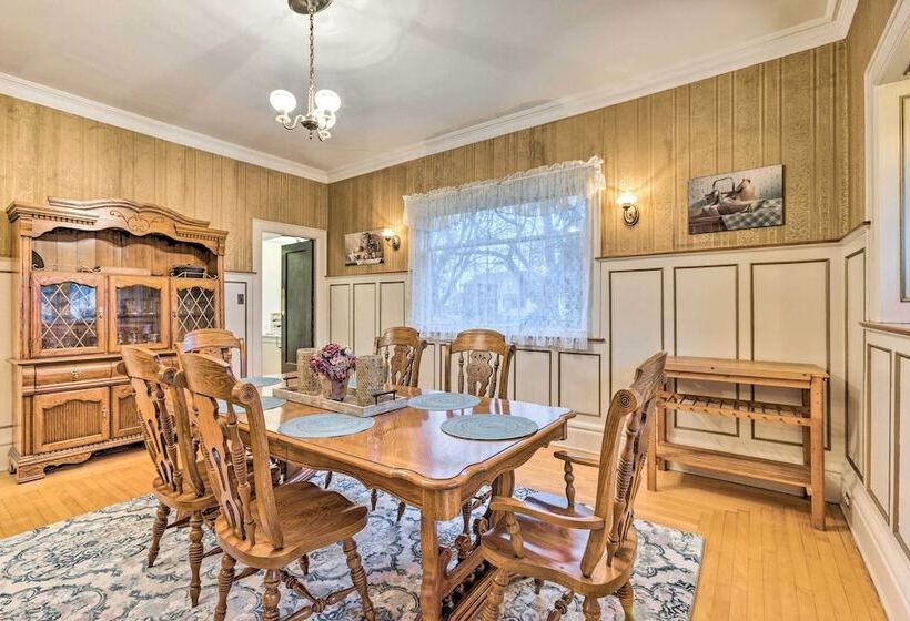 Historic Cadillac Home: Walk To Lake & Downtown!