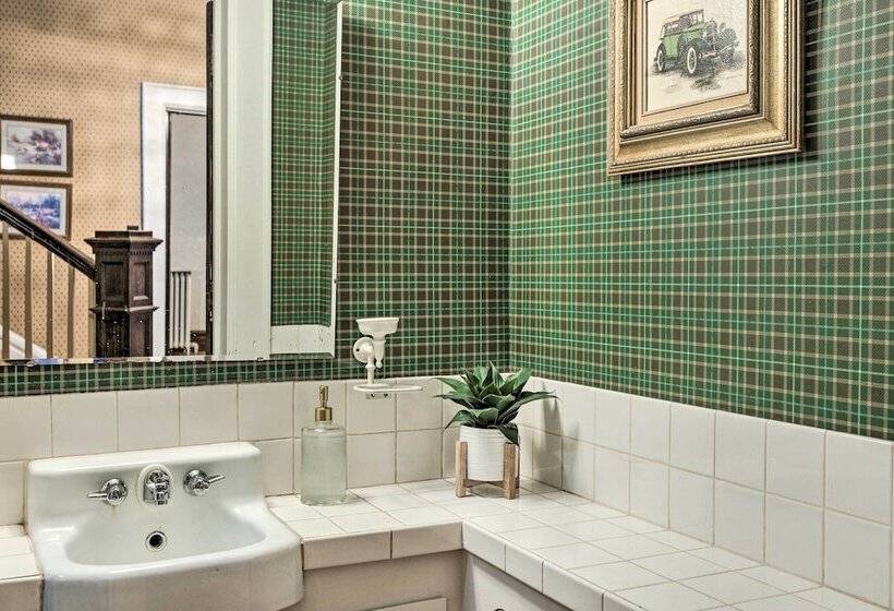 Historic Cadillac Home: Walk To Lake & Downtown!