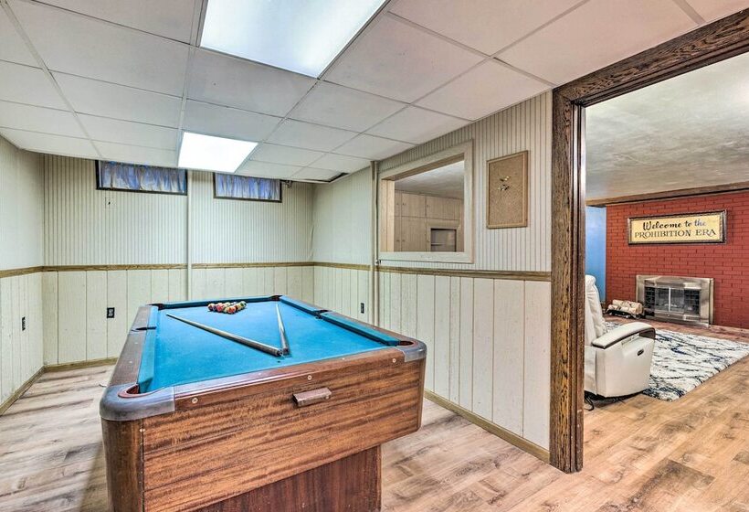 Historic Cadillac Home: Walk To Lake & Downtown!