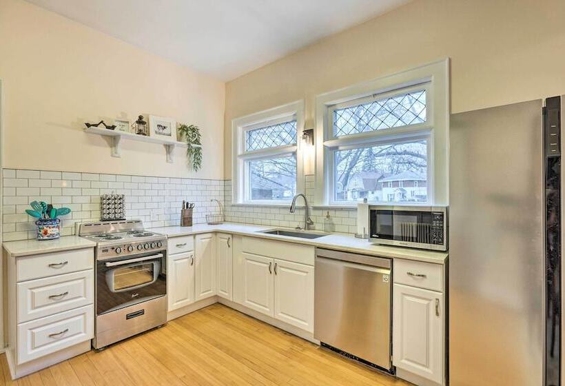 Historic Cadillac Home: Walk To Lake & Downtown!