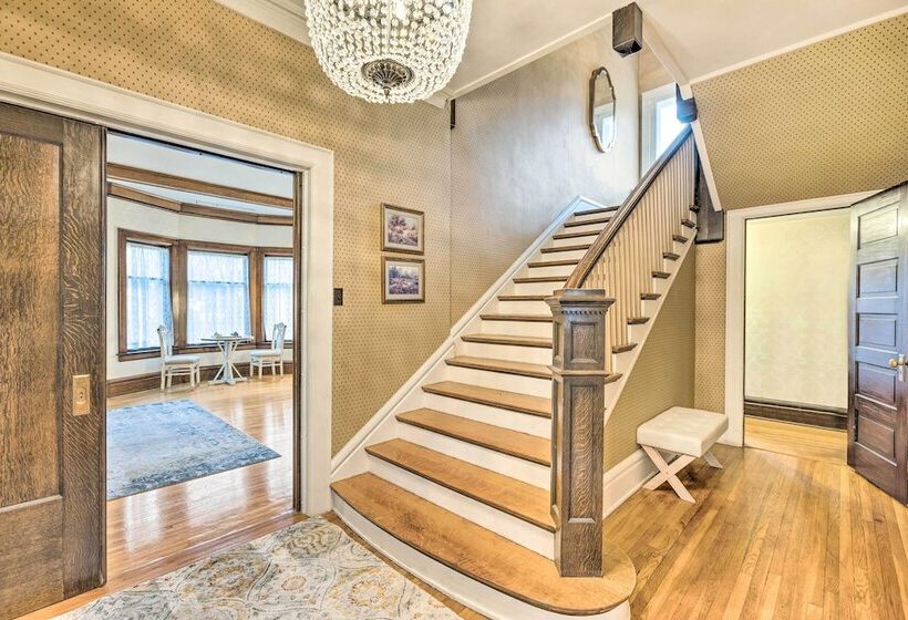 Historic Cadillac Home: Walk To Lake & Downtown!