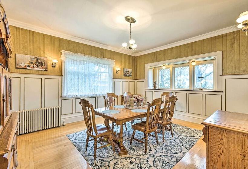 Historic Cadillac Home: Walk To Lake & Downtown!