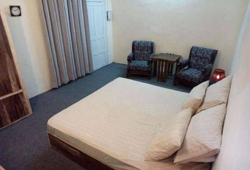 Отель Cross Roads