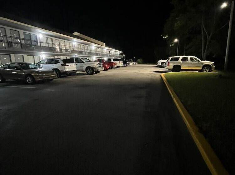 فندق Hallmarc Inn