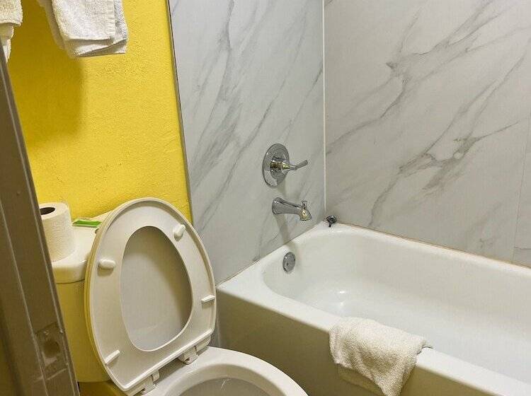 فندق Hallmarc Inn