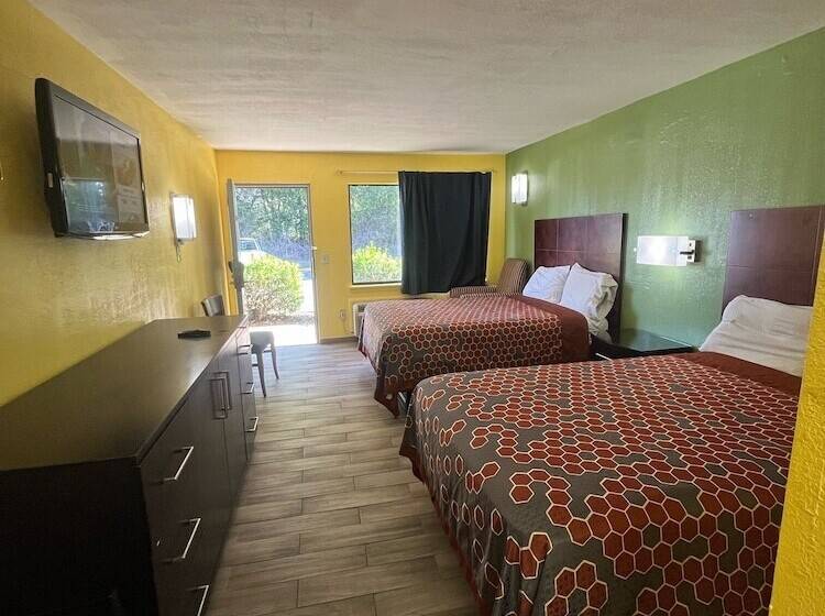 فندق Hallmarc Inn