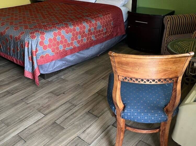 فندق Hallmarc Inn