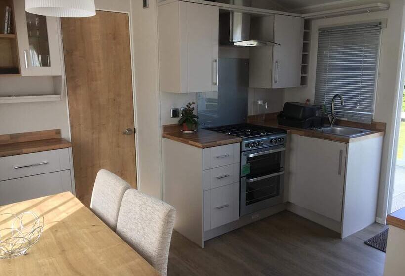 호텔 3 Bedroom Ensuite Caravan