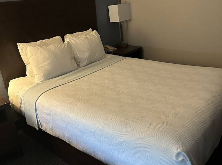 בית מלון כפרי Sugar Creek Inn & Suites