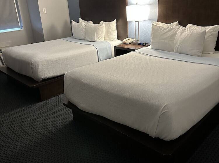 בית מלון כפרי Sugar Creek Inn & Suites