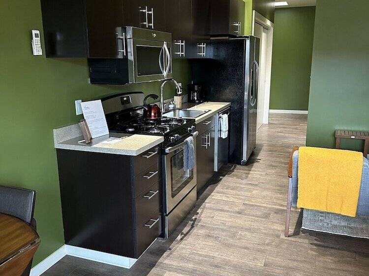 Отель Violet Suites Pdx