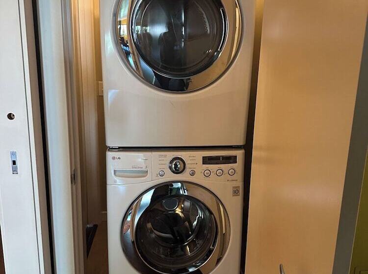 Отель Violet Suites Pdx