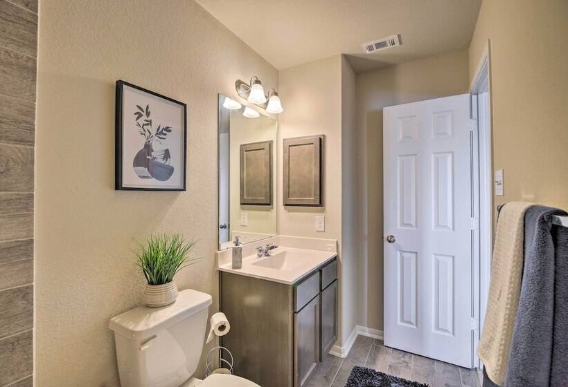 Houston Home W/ Private Yard   16 Mi To Dtwn