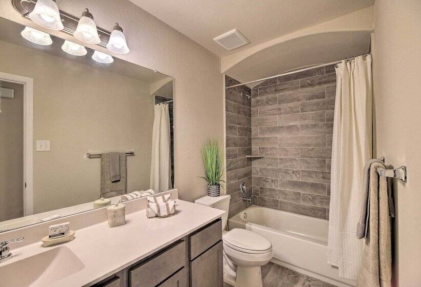 Houston Home W/ Private Yard   16 Mi To Dtwn