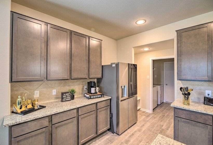 Houston Home W/ Private Yard   16 Mi To Dtwn