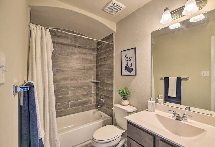 Houston Home W/ Private Yard   16 Mi To Dtwn