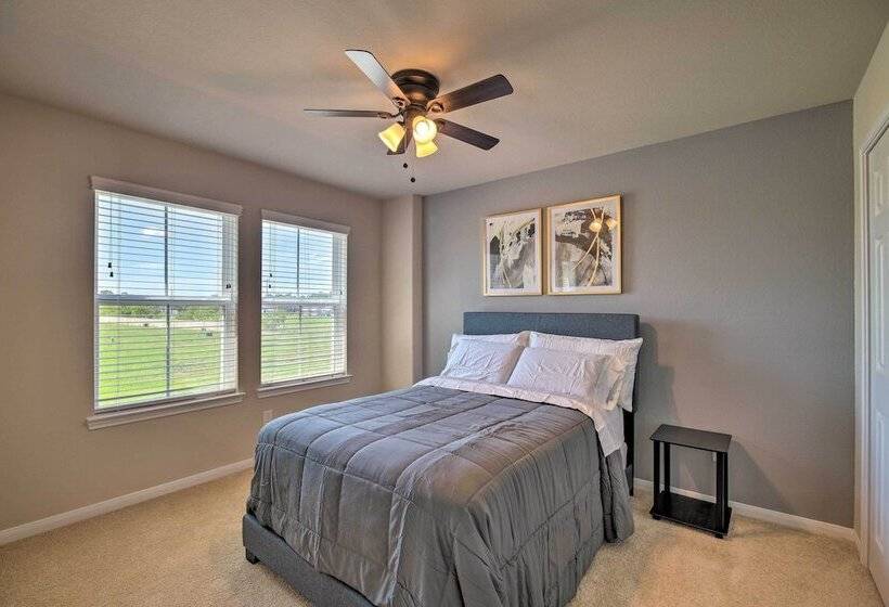 Houston Home W/ Private Yard   16 Mi To Dtwn