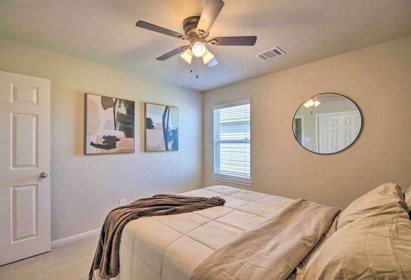 Houston Home W/ Private Yard   16 Mi To Dtwn