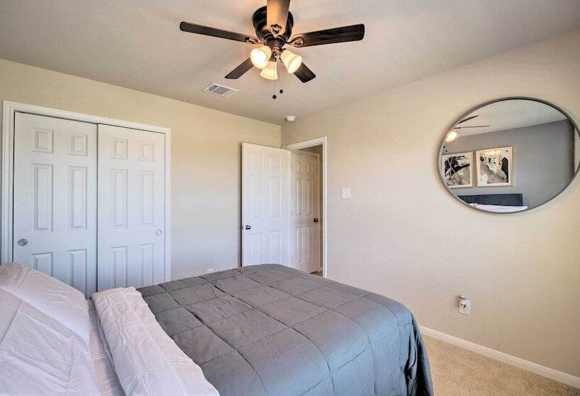 Houston Home W/ Private Yard   16 Mi To Dtwn