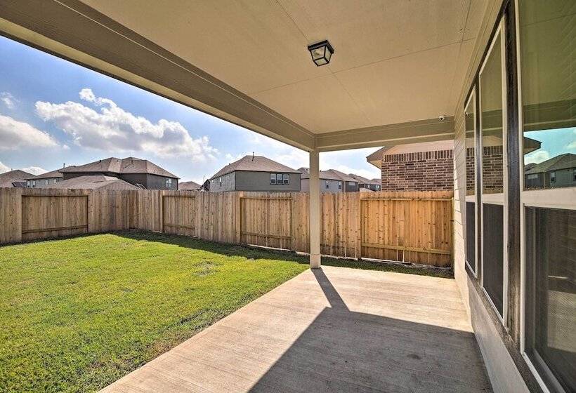 Houston Home W/ Private Yard   16 Mi To Dtwn
