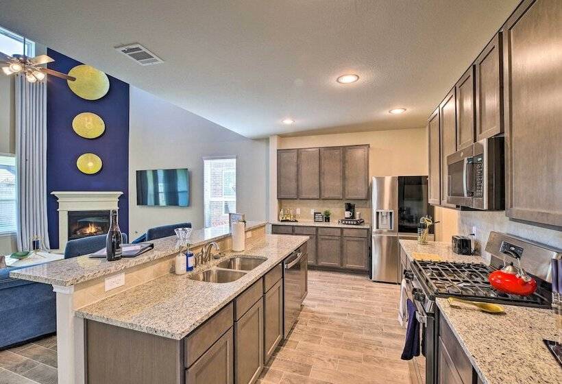 Houston Home W/ Private Yard   16 Mi To Dtwn