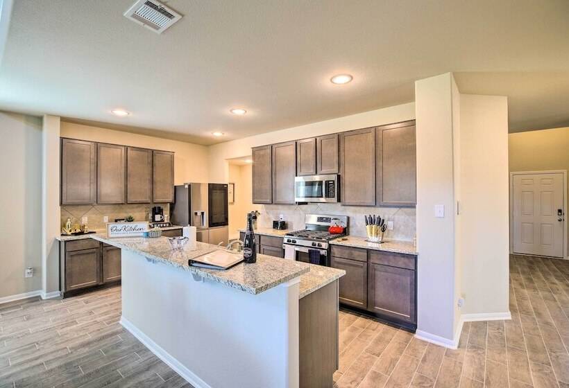 Houston Home W/ Private Yard   16 Mi To Dtwn