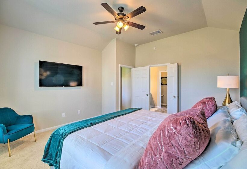 Houston Home W/ Private Yard   16 Mi To Dtwn