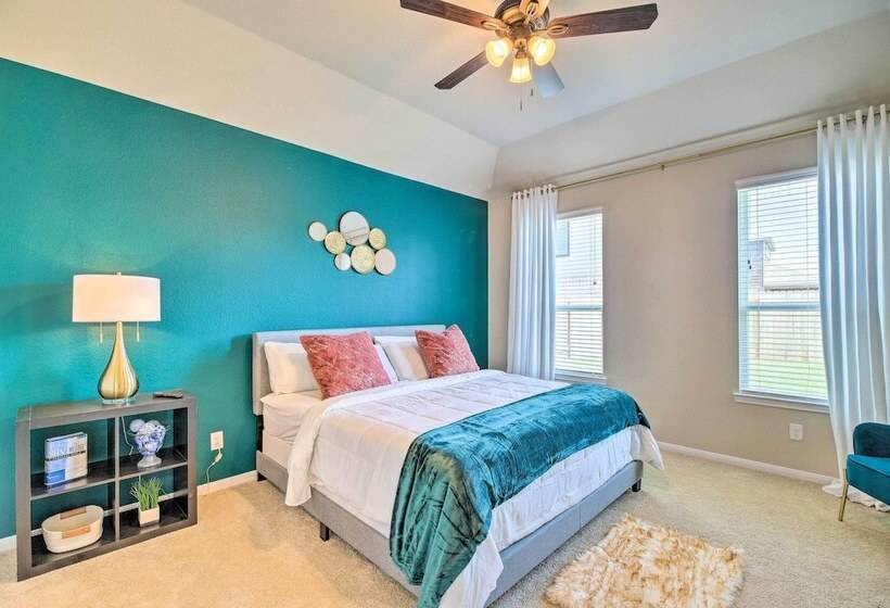 Houston Home W/ Private Yard   16 Mi To Dtwn