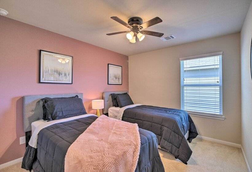 Houston Home W/ Private Yard   16 Mi To Dtwn