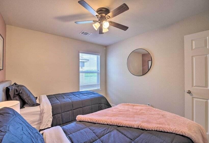 Houston Home W/ Private Yard   16 Mi To Dtwn