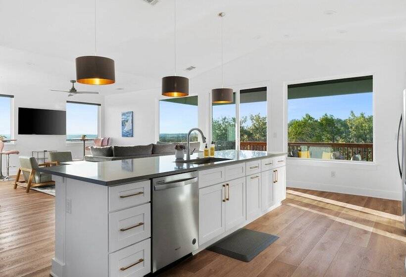 Lago Vista Home W/ Game Room & Outdoor Tub!