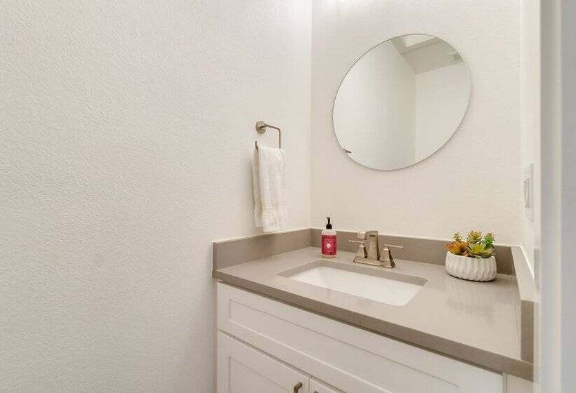 Lago Vista Home W/ Game Room & Outdoor Tub!