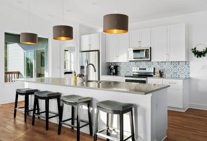 Lago Vista Home W/ Game Room & Outdoor Tub!