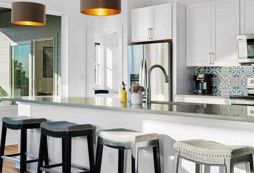 Lago Vista Home W/ Game Room & Outdoor Tub!