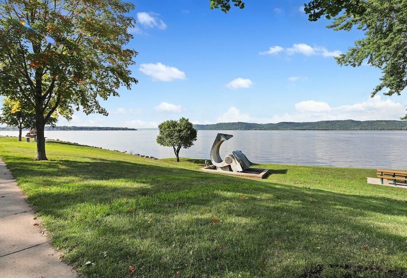 Lake Pepin Waterfront Cottage   Steps To Beach!