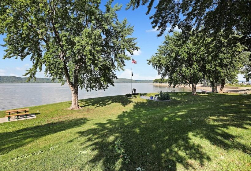 Lake Pepin Waterfront Cottage   Steps To Beach!