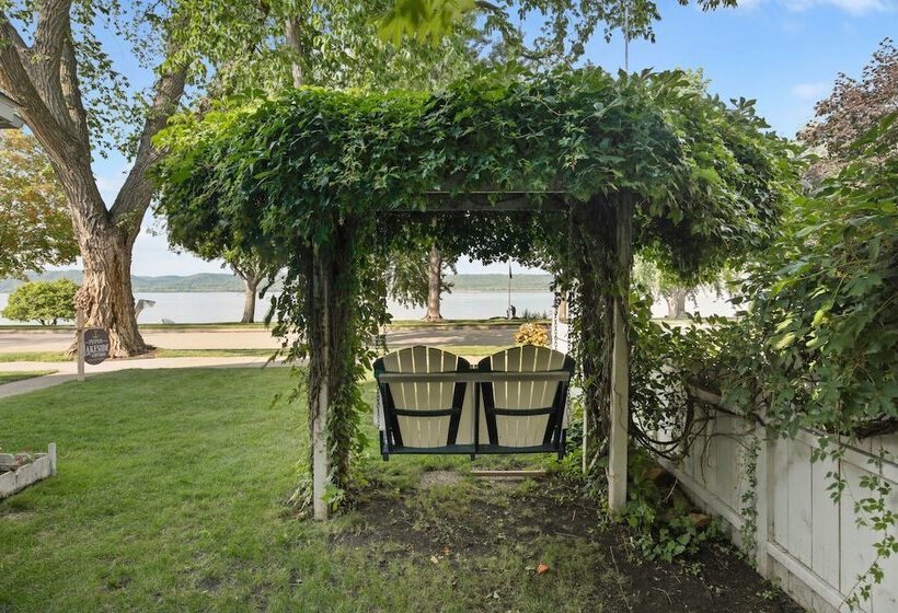 Lake Pepin Waterfront Cottage   Steps To Beach!