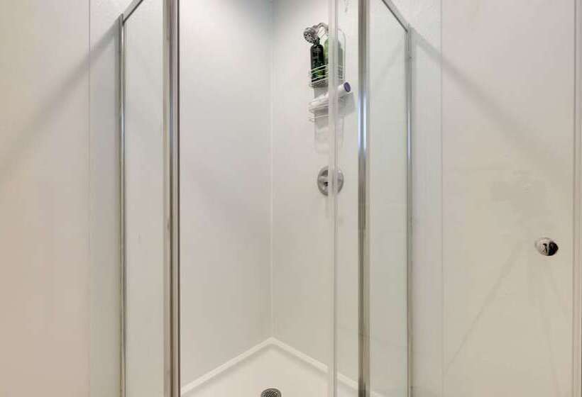 Quiet Lakefront Clearlake Vacation Rental!