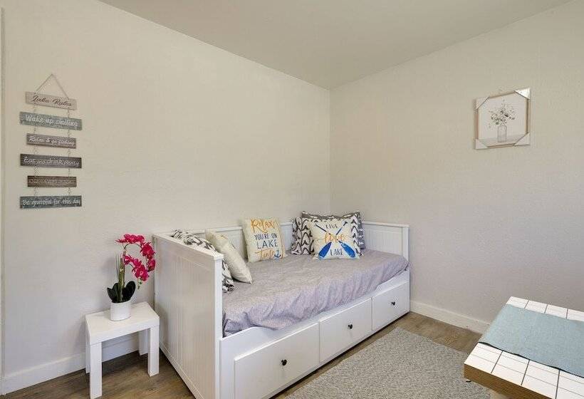 Quiet Lakefront Clearlake Vacation Rental!