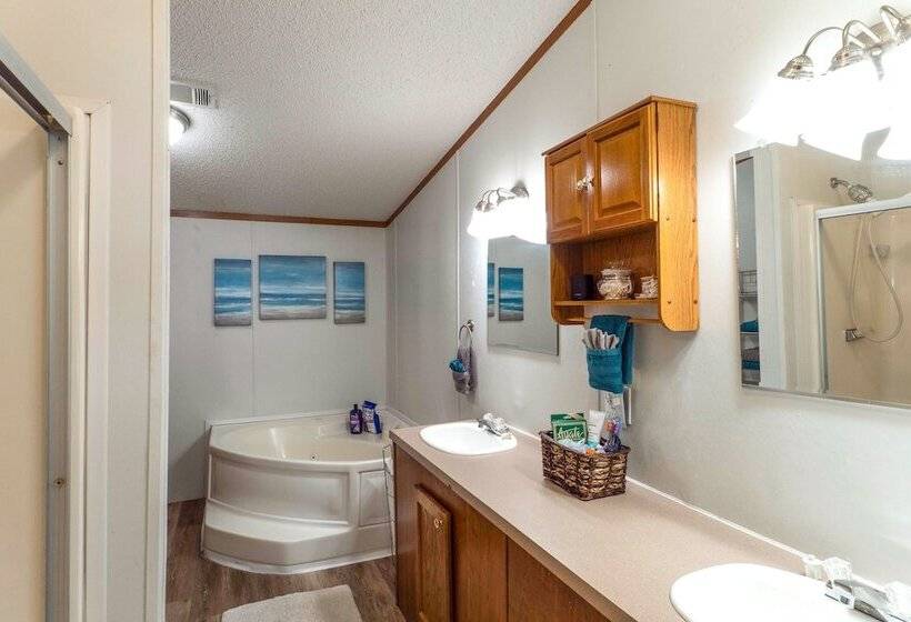 Lakefront Many Vacation Home W/ Kayaks!