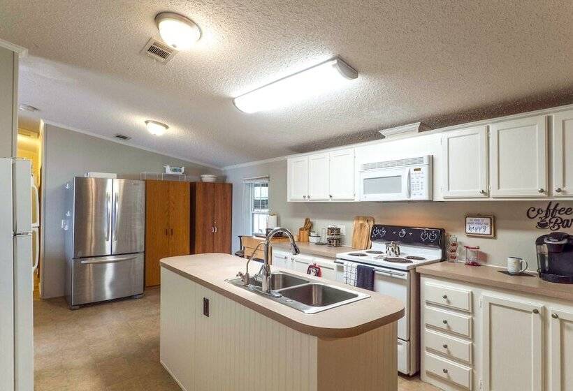 Lakefront Many Vacation Home W/ Kayaks!