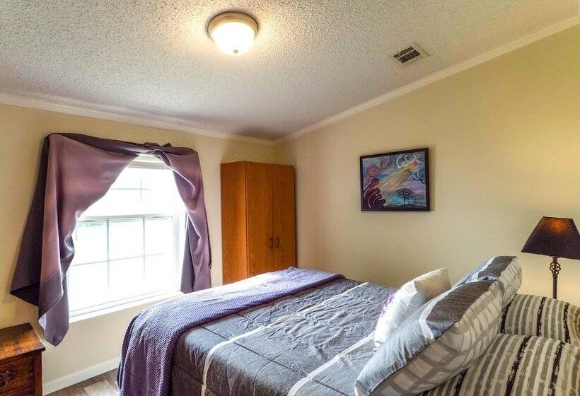 Lakefront Many Vacation Home W/ Kayaks!