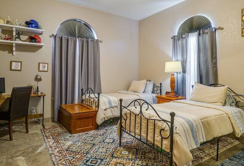 Las Cruces Home W/ Private Pool + Fire Pit!