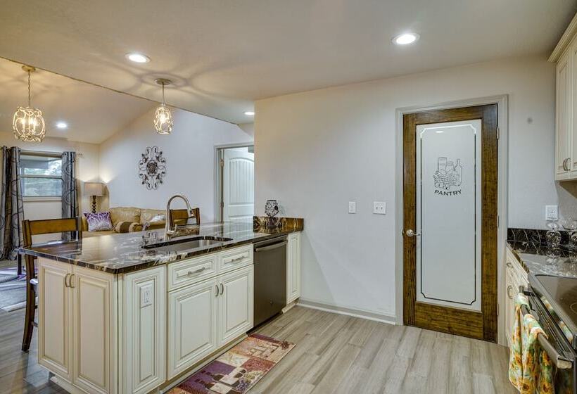 Louisiana Abode   Balcony, Pool Table & Lake Views